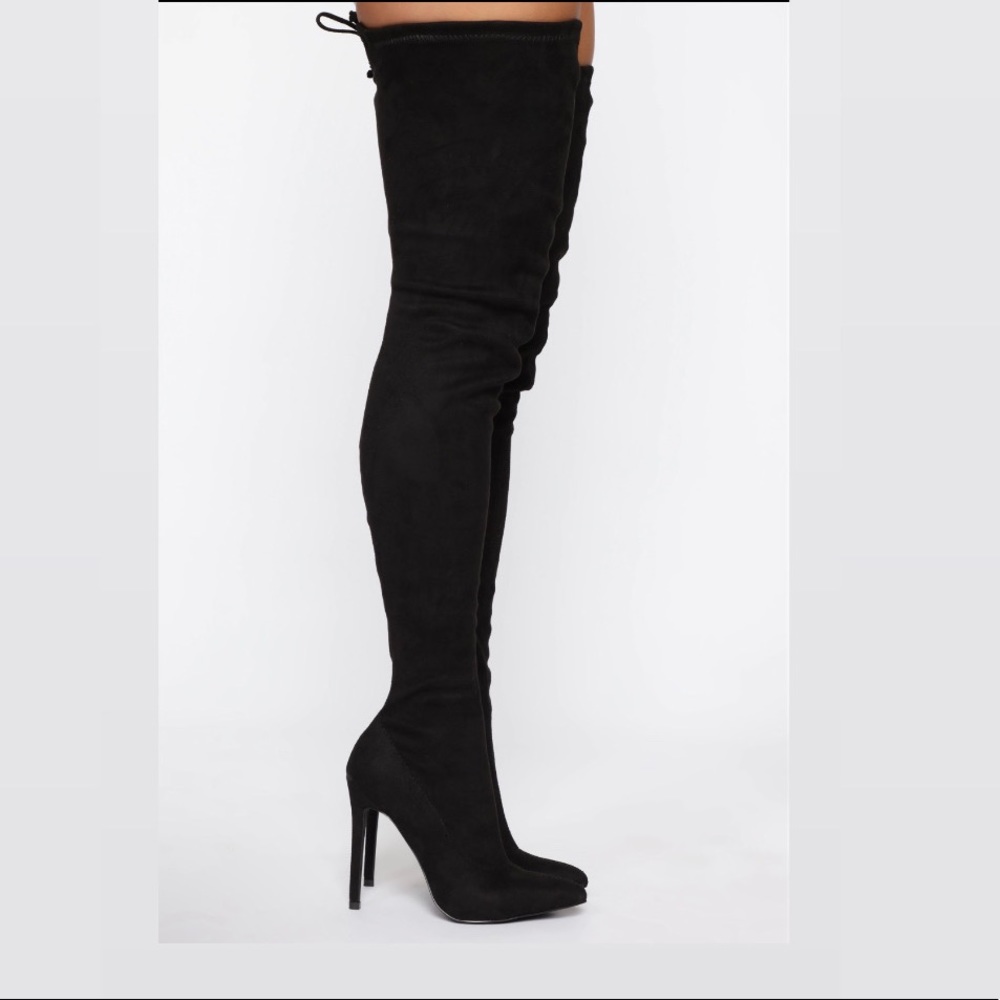 Black knee high boots perfect with any outfit ! 😍